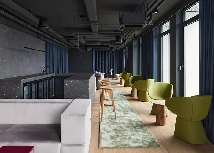 Locke At East Side GalleryHotel Berlin